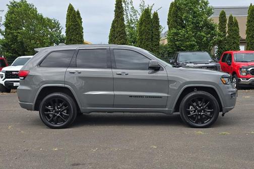 Sting Gray Clearcoat 2022 Jeep Grand Cherokee WK Laredo