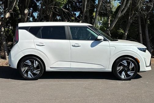 Snow White Pearl 2023 Kia Soul GT-Line 2.0L