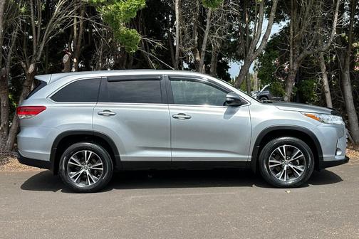 Celestial Silver Metallic 2019 Toyota Highlander LE
