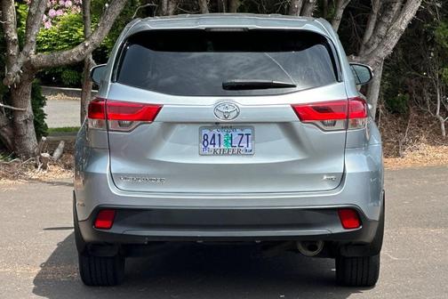 Celestial Silver Metallic 2019 Toyota Highlander LE