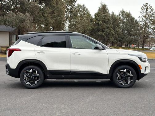 Clear White / Black Roof 2026 Kia Seltos S