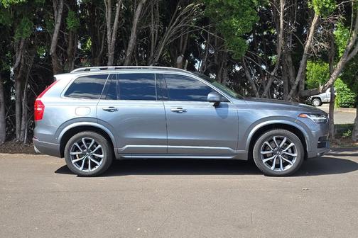 Electric Silver Metallic 2017 Volvo XC90 T6 Momentum