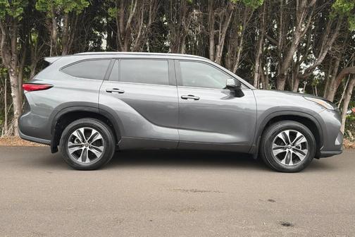 Magnetic Gray Metallic 2021 Toyota Highlander XLE