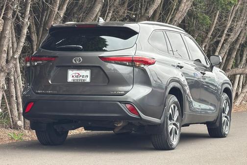 Magnetic Gray Metallic 2021 Toyota Highlander XLE