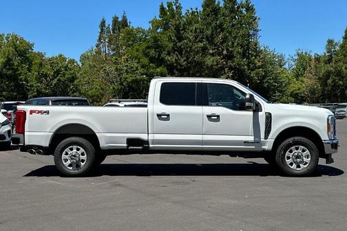 Oxford White 2023 Ford F-350 XLT