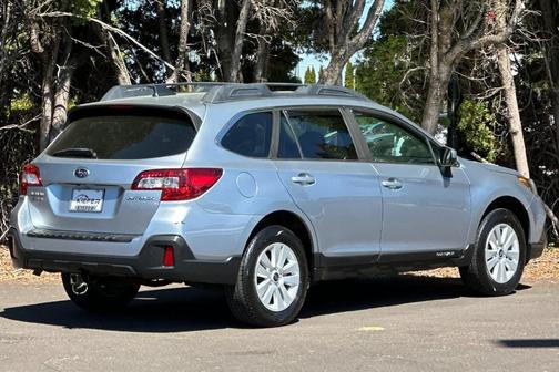 Ice Silver Metallic 2018 Subaru Outback 2.5i Premium