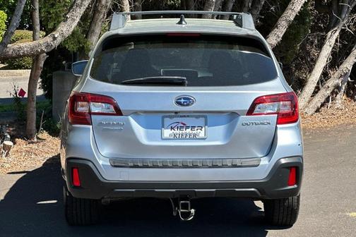 Ice Silver Metallic 2018 Subaru Outback 2.5i Premium