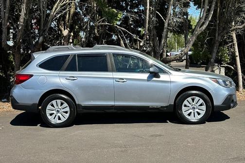 Ice Silver Metallic 2018 Subaru Outback 2.5i Premium