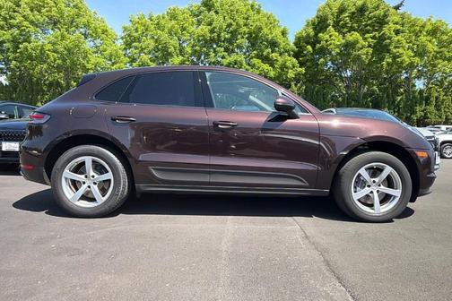 Mahogany Metallic 2021 Porsche Macan Base