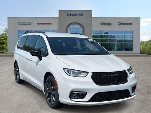 Bright White Clearcoat 2026 Chrysler Pacifica L