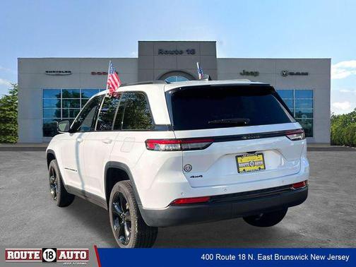 Bright White Clearcoat 2023 Jeep Grand Cherokee Altitude