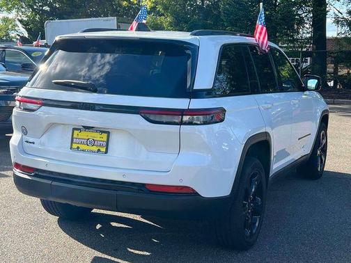 Bright White Clearcoat 2023 Jeep Grand Cherokee Altitude