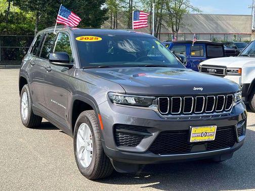Baltic Gray Metallic Clearcoat 2025 Jeep Grand Cherokee Laredo