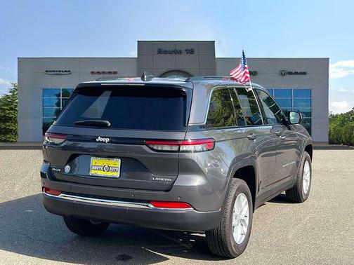 Baltic Gray Metallic Clearcoat 2025 Jeep Grand Cherokee Laredo