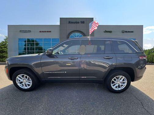 Baltic Gray Metallic Clearcoat 2025 Jeep Grand Cherokee Laredo
