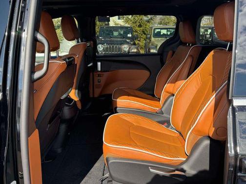 Diamond Black Crystal Pearlcoat 2026 Chrysler Pacifica L