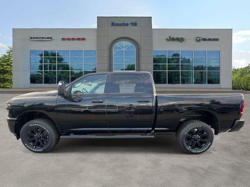 Diamond Black Crystal Pearlcoat 2026 RAM 2500 Tradesman Crew Cab 4x4 6'4' Box