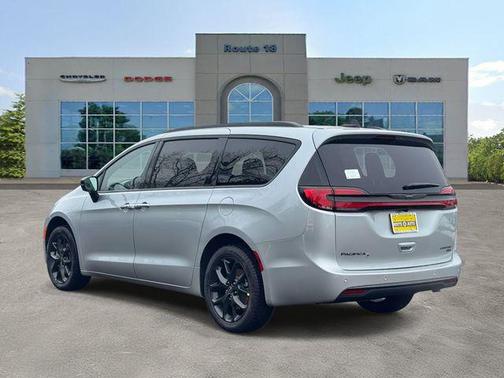Silver Mist Clearcoat 2026 Chrysler Pacifica Limited