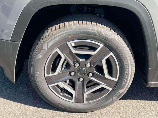 Sting-Gray Clearcoat 2026 Jeep Cherokee Laredo 4x4