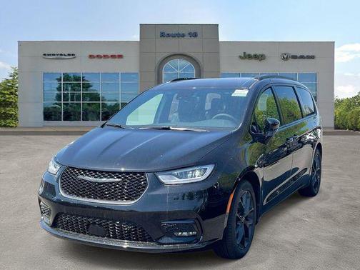 Diamond Black Crystal Pearlcoat 2026 Chrysler Pacifica L