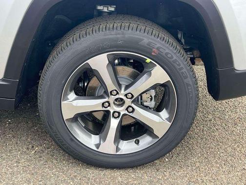 Silver Zynith 2026 Jeep Grand Cherokee Limited