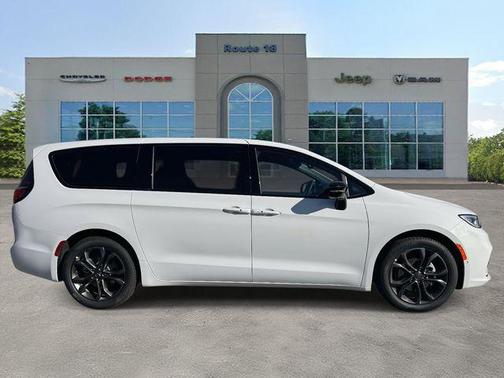 Bright White Clearcoat 2026 Chrysler Pacifica L