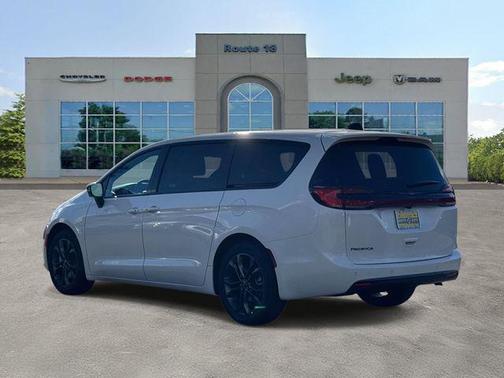 Bright White Clearcoat 2026 Chrysler Pacifica L