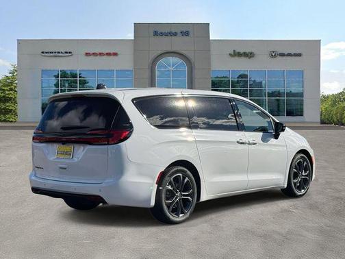 Bright White Clearcoat 2026 Chrysler Pacifica L