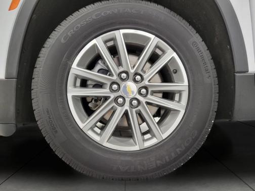 Summit White 2023 Chevrolet Traverse LT Cloth