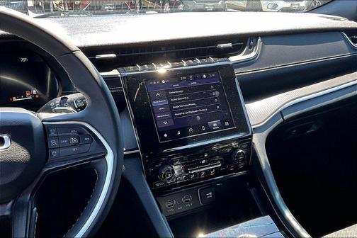 Diamond Black Crystal Pearlcoat 2024 Jeep Grand Cherokee Altitude