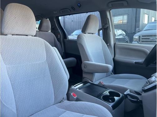 2018 Toyota Sienna LE