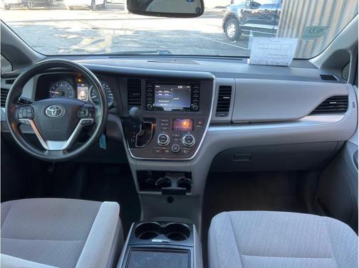 2018 Toyota Sienna LE