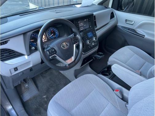 2018 Toyota Sienna LE
