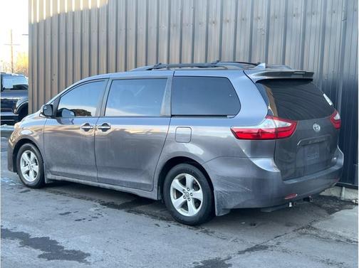 2018 Toyota Sienna LE
