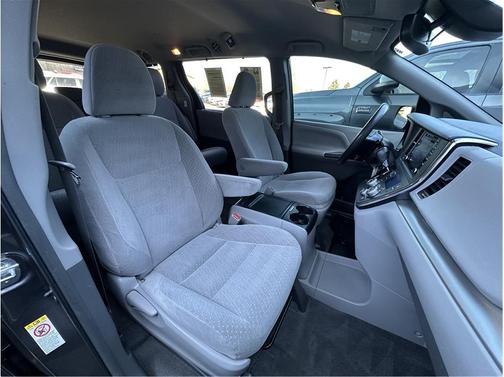 2018 Toyota Sienna LE