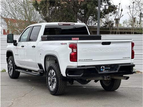 Summit White 2022 Chevrolet Silverado 2500 Custom