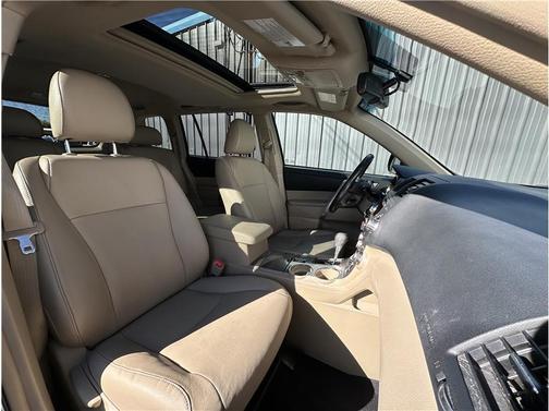 2012 Toyota Highlander SE