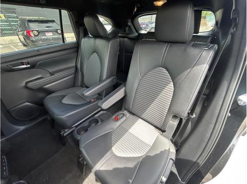 Midnight Black Metallic 2025 Toyota Highlander XSE