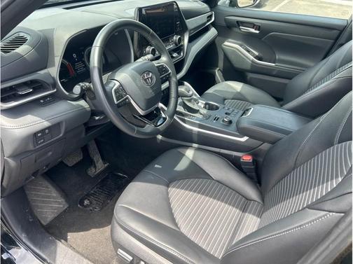 Midnight Black Metallic 2025 Toyota Highlander XSE