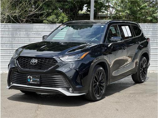 Midnight Black Metallic 2025 Toyota Highlander XSE