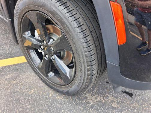 Diamond Black Crystal Pearlcoat 2023 Jeep Grand Cherokee Limited