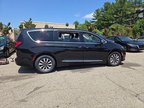 Brilliant Black Crystal Pearlcoat 2022 Chrysler Pacifica Hybrid Limited