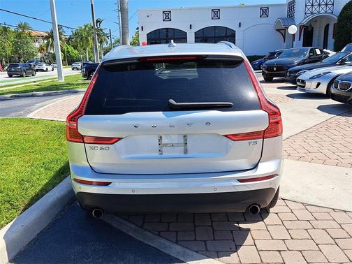 2021 Volvo XC60 T5 Momentum