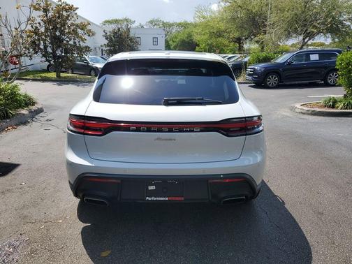 2022 Porsche Macan Base