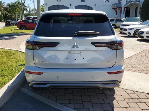 2025 Mitsubishi Outlander SE