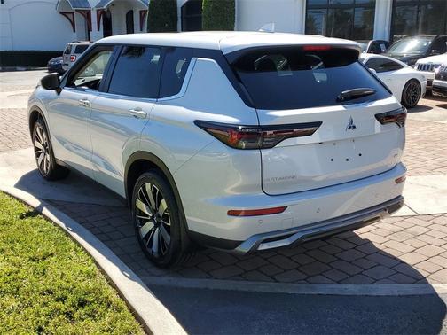 2025 Mitsubishi Outlander SE