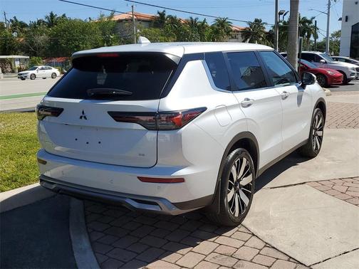 2025 Mitsubishi Outlander SE
