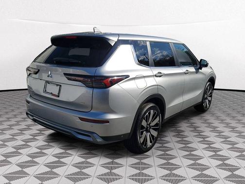 Silver Alloy 2026 Mitsubishi Outlander SE