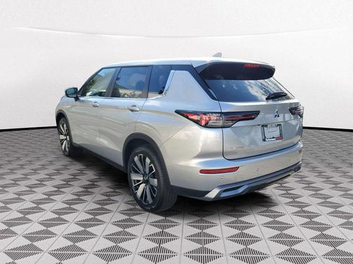 Silver Alloy 2026 Mitsubishi Outlander SE