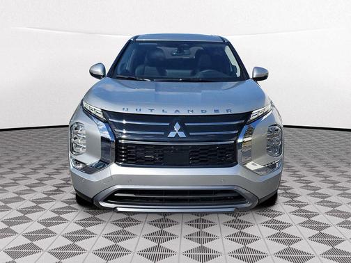 Silver Alloy 2026 Mitsubishi Outlander SE